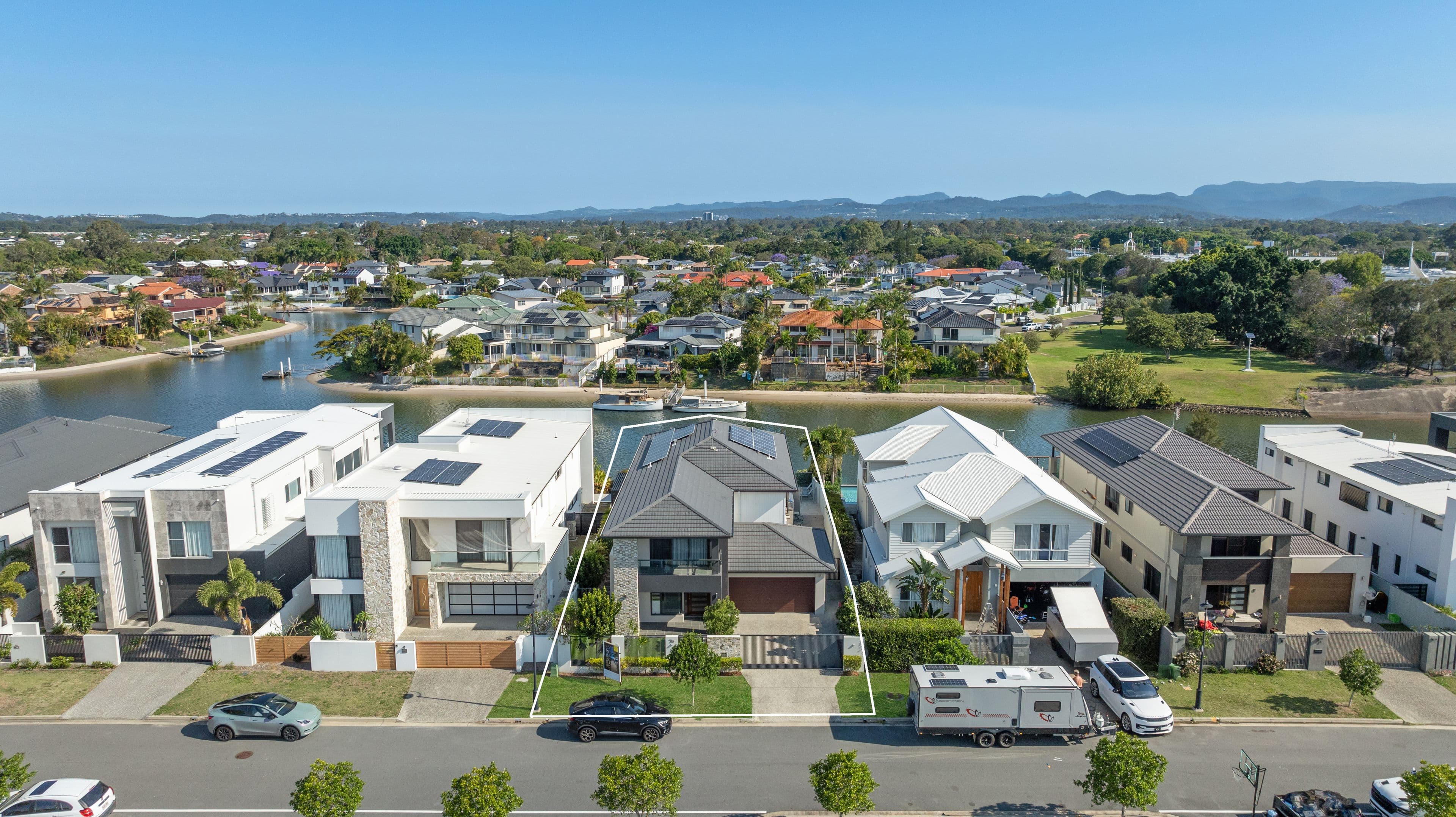 70 Lakeview Boulevard, Mermaid Waters QLD 4218, Mermaid Waters - Thumbnail 3