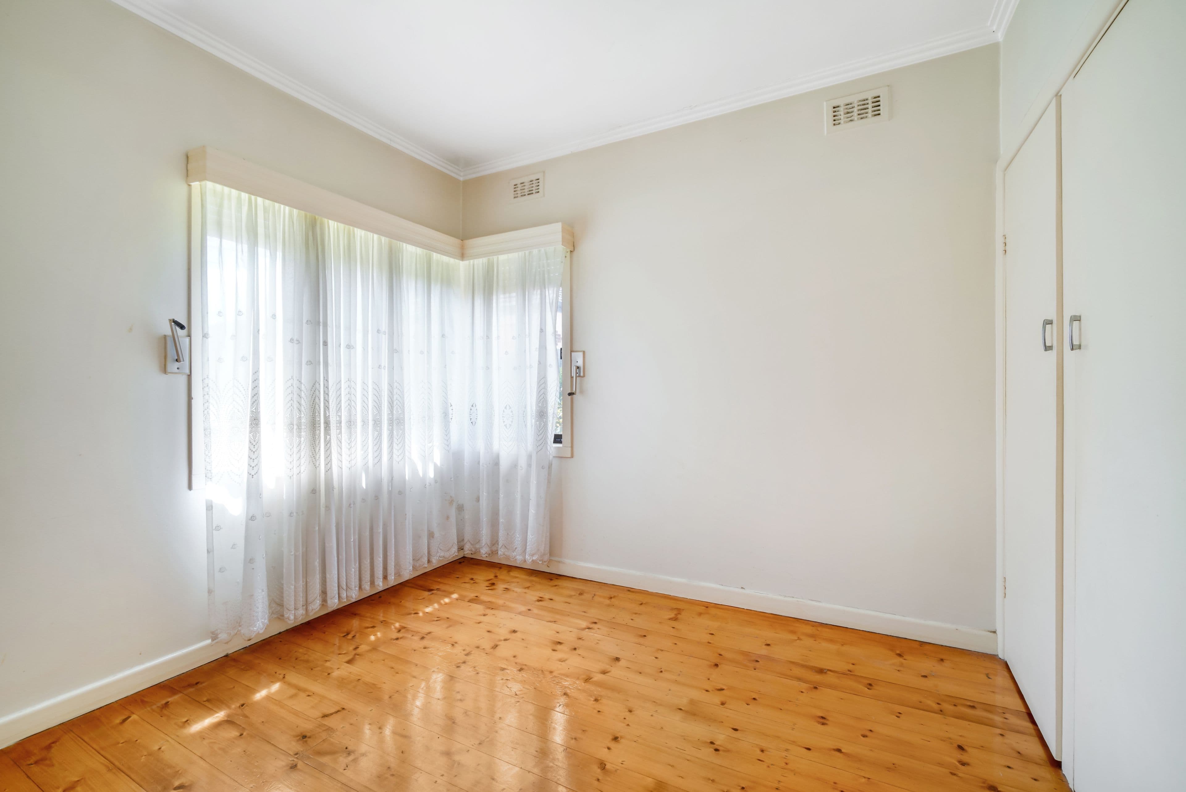42 Oakhill Avenue, Reservoir VIC 3073, Reservoir - Thumbnail 8