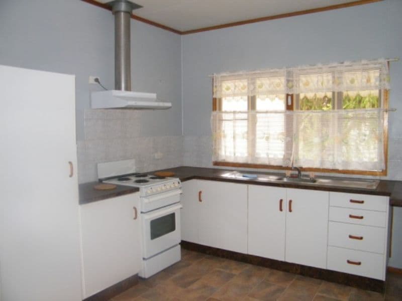 10  Wambo Street, CHINCHILLA QLD 4413, Chinchilla - Thumbnail 3