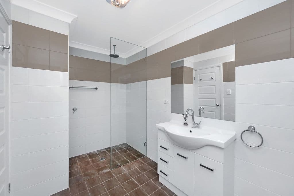 29 Kathleen White Crescent, Killarney Vale - Thumbnail 4