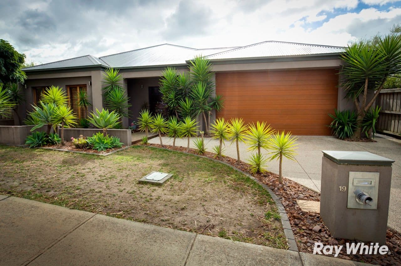 19 Pioneers Crescent, PAKENHAM VIC 3810, Pakenham - Thumbnail 2