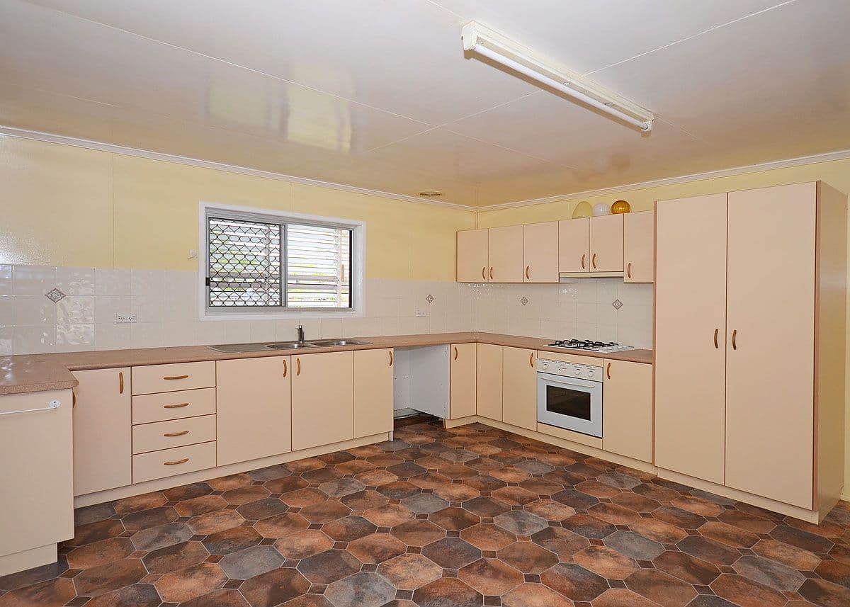 77 Spence Street, POINT VERNON QLD 4655, Point Vernon - Thumbnail 5