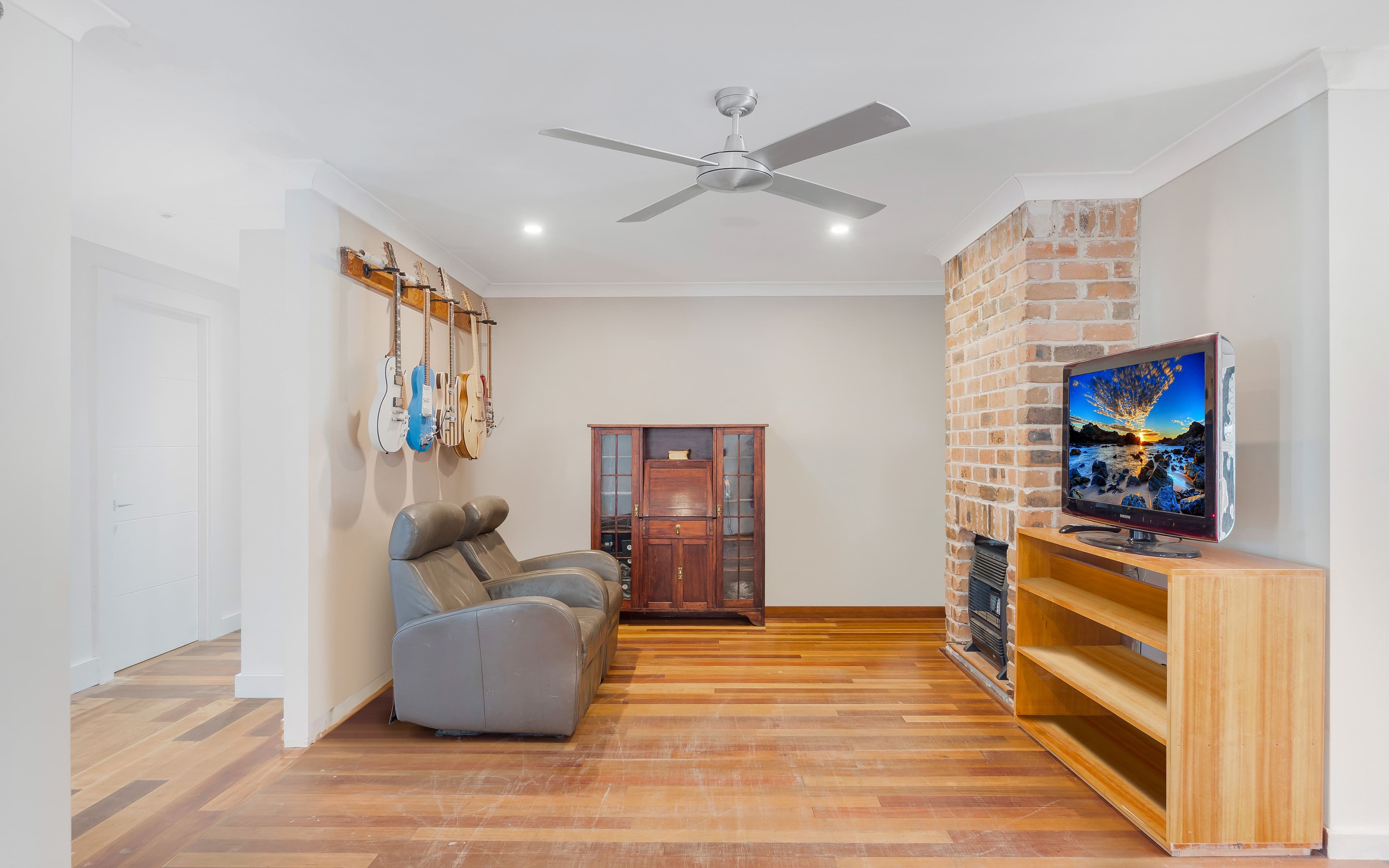 2 Clarendon Court, Seabrook - Thumbnail 2