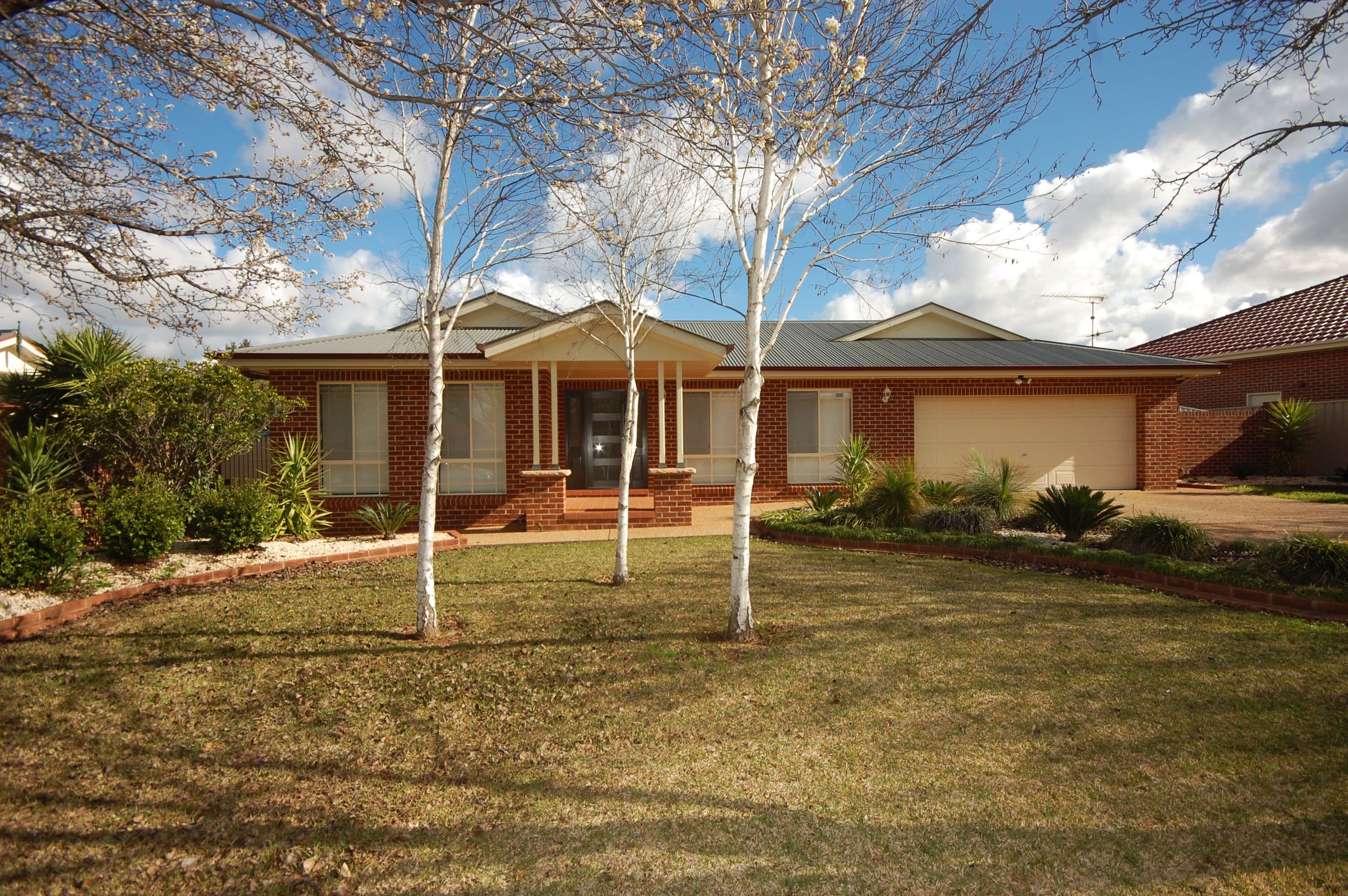 10 Nicholls Street, Griffith - Image 1