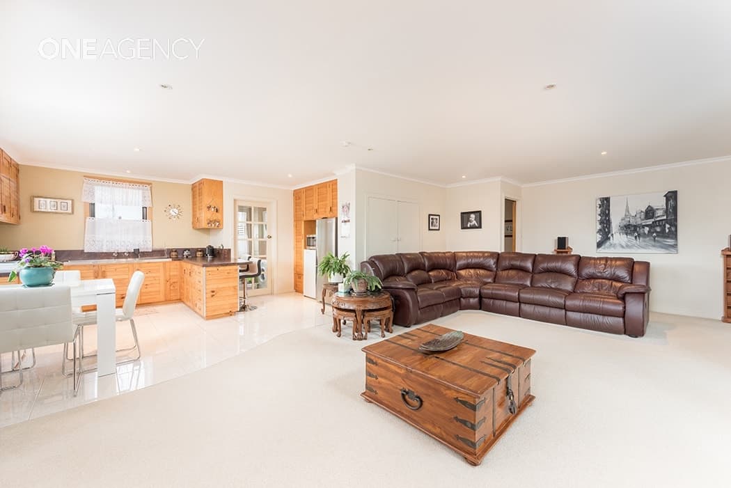 8 Lucas Place, Acton, Acton - Thumbnail 2