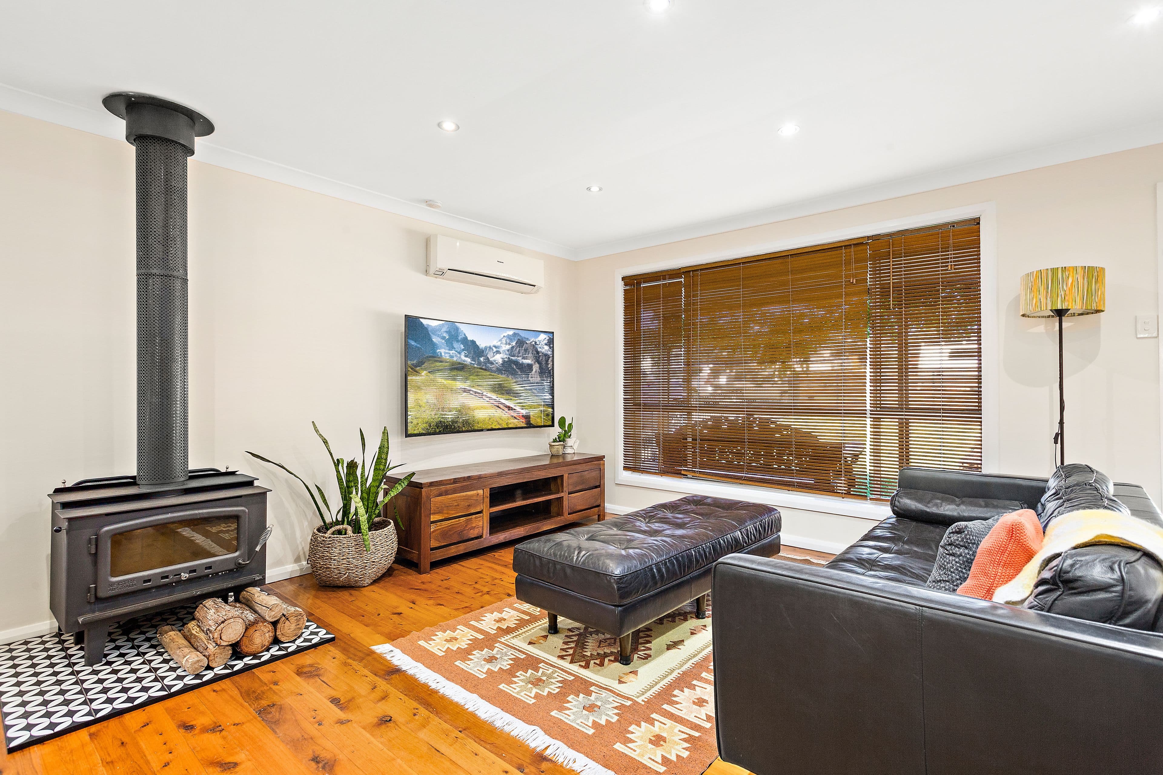 99 Devonshire Crescent, Oak Flats - Thumbnail 2