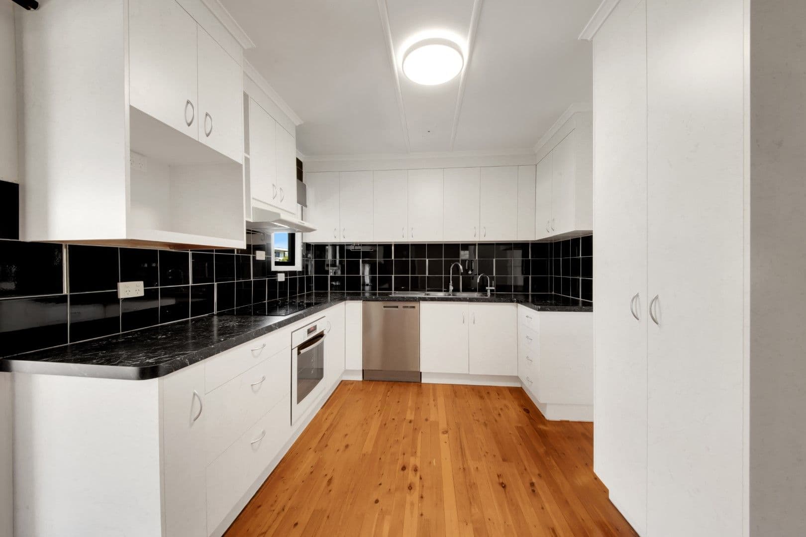 11 Harvey Street, West Gladstone QLD 4680, West Gladstone - Thumbnail 5