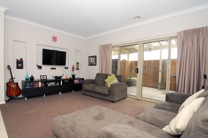 19 Lake View Drive, NARRE WARREN SOUTH VIC 3805, Narre Warren South - Thumbnail 3