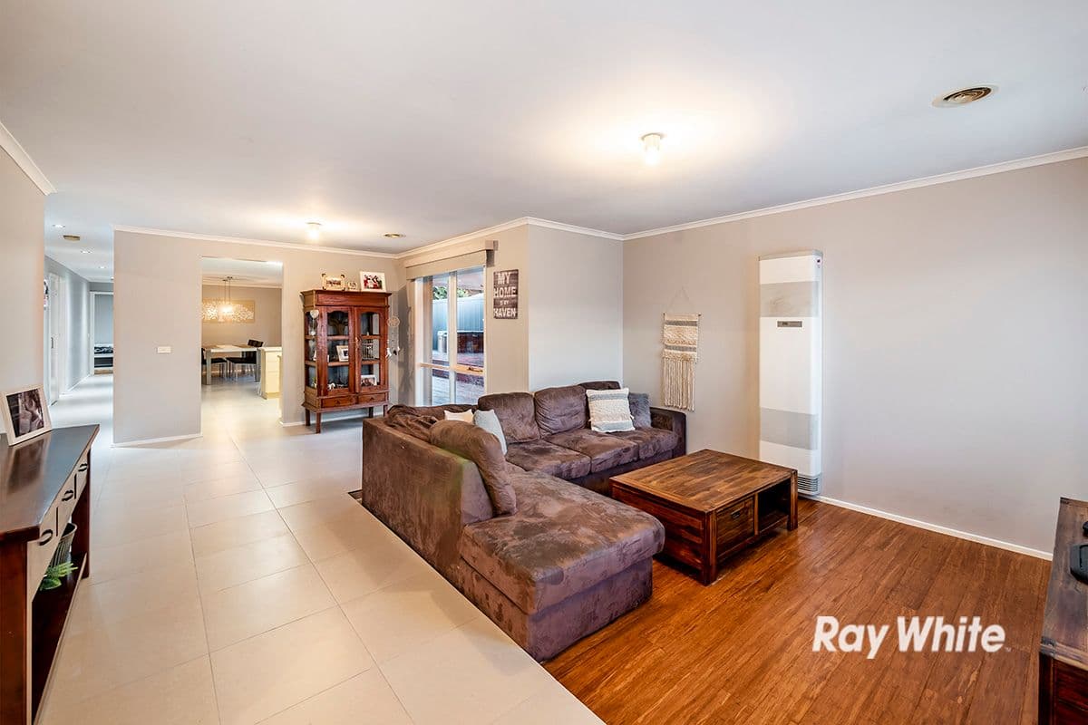 12 Lupin Court, Cranbourne North VIC 3977, Cranbourne North - Thumbnail 3