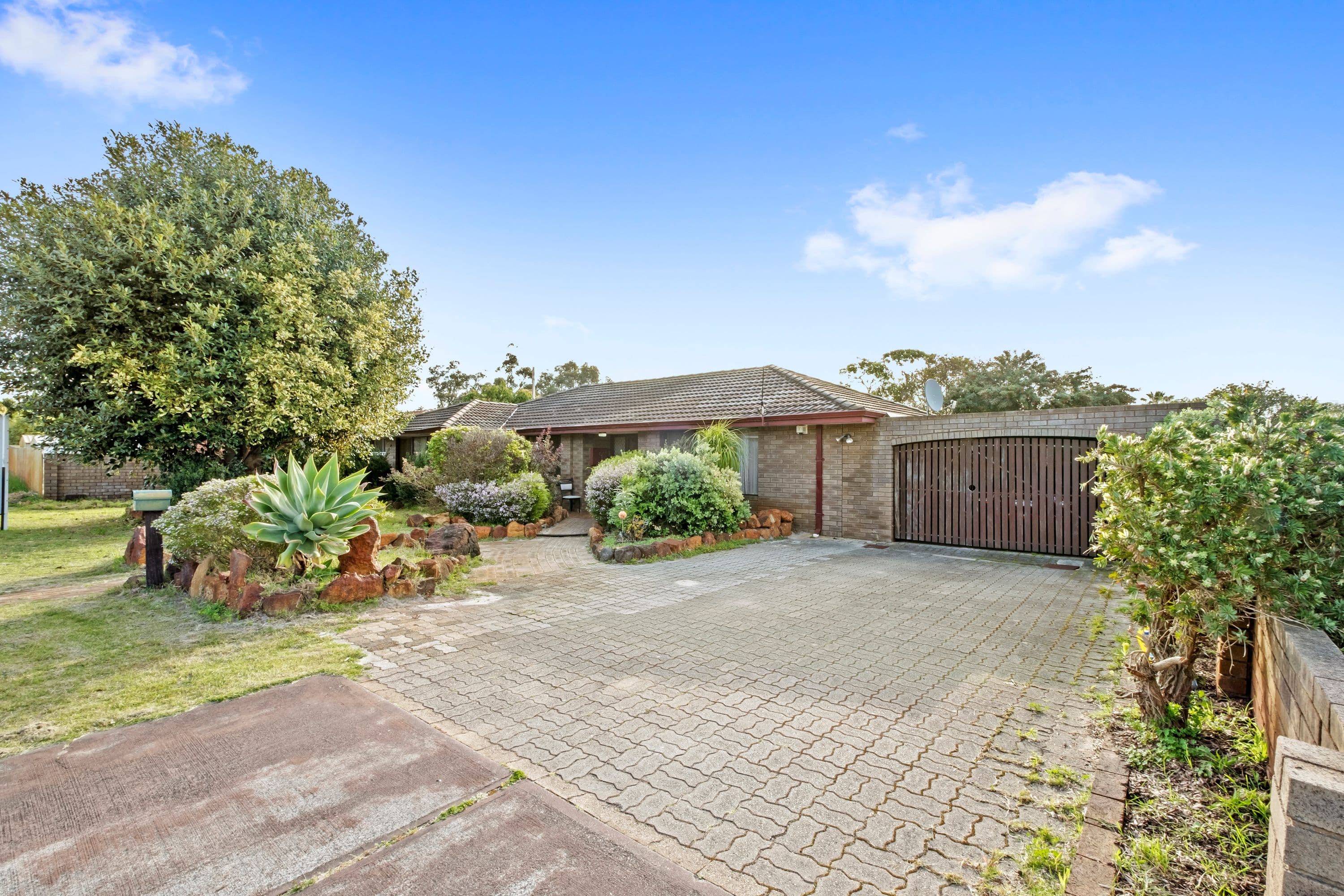 4 Oak Tree Court, Langford WA 6147, Langford - Thumbnail 2