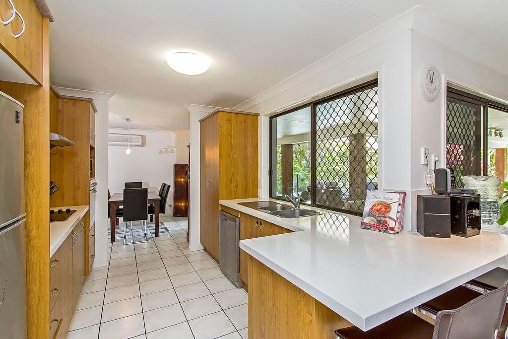 18 Kinglet Street, BURLEIGH WATERS QLD 4220, Burleigh Waters - Thumbnail 5