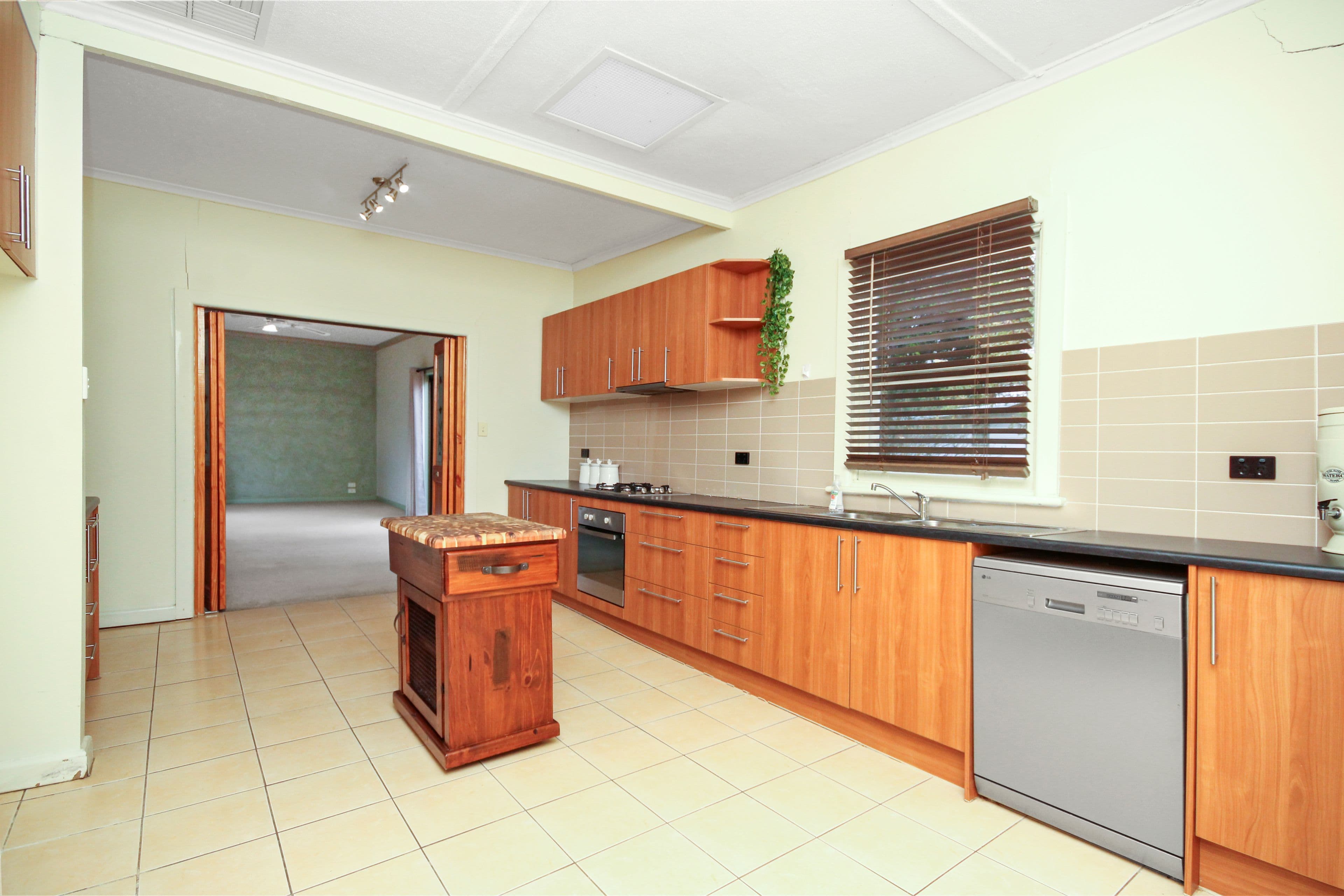 10 Valentine Avenue, Horsham VIC 3400, Horsham - Thumbnail 2