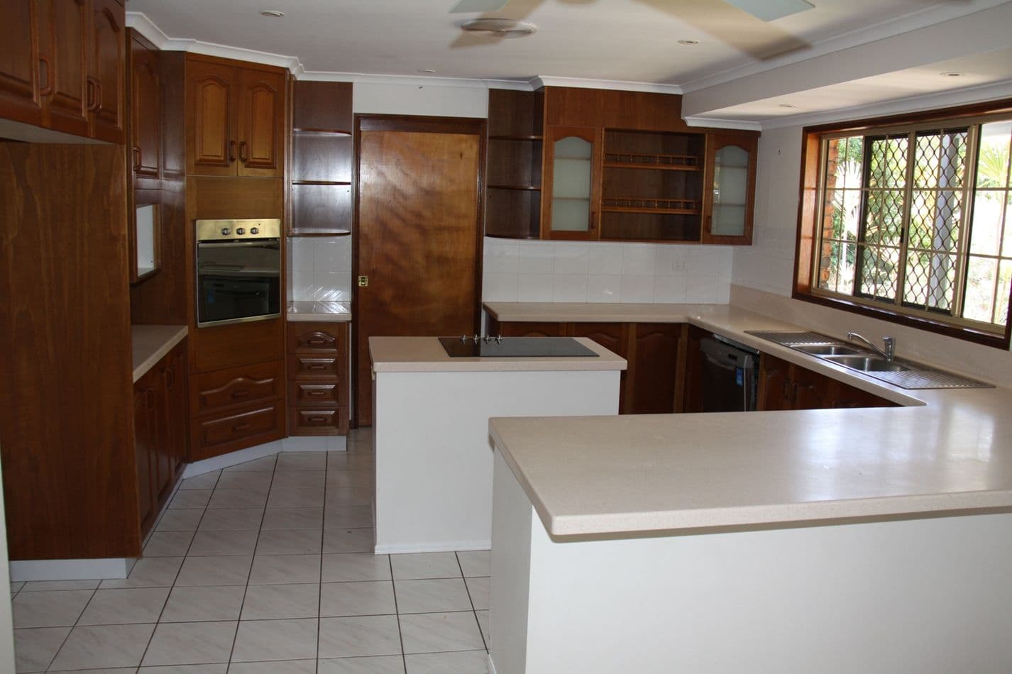 18 Golden Avenue, Tannum Sands QLD 4680, Tannum Sands - Thumbnail 2