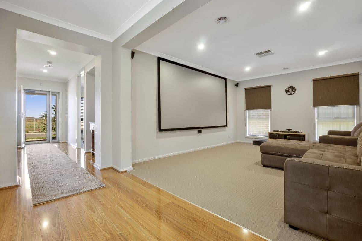 12 Fairhall Avenue, Werribee VIC 3030, Werribee - Thumbnail 2