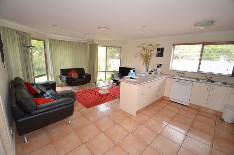 1 Captain Cook Close, ARUNDEL QLD 4214, Arundel - Thumbnail 4