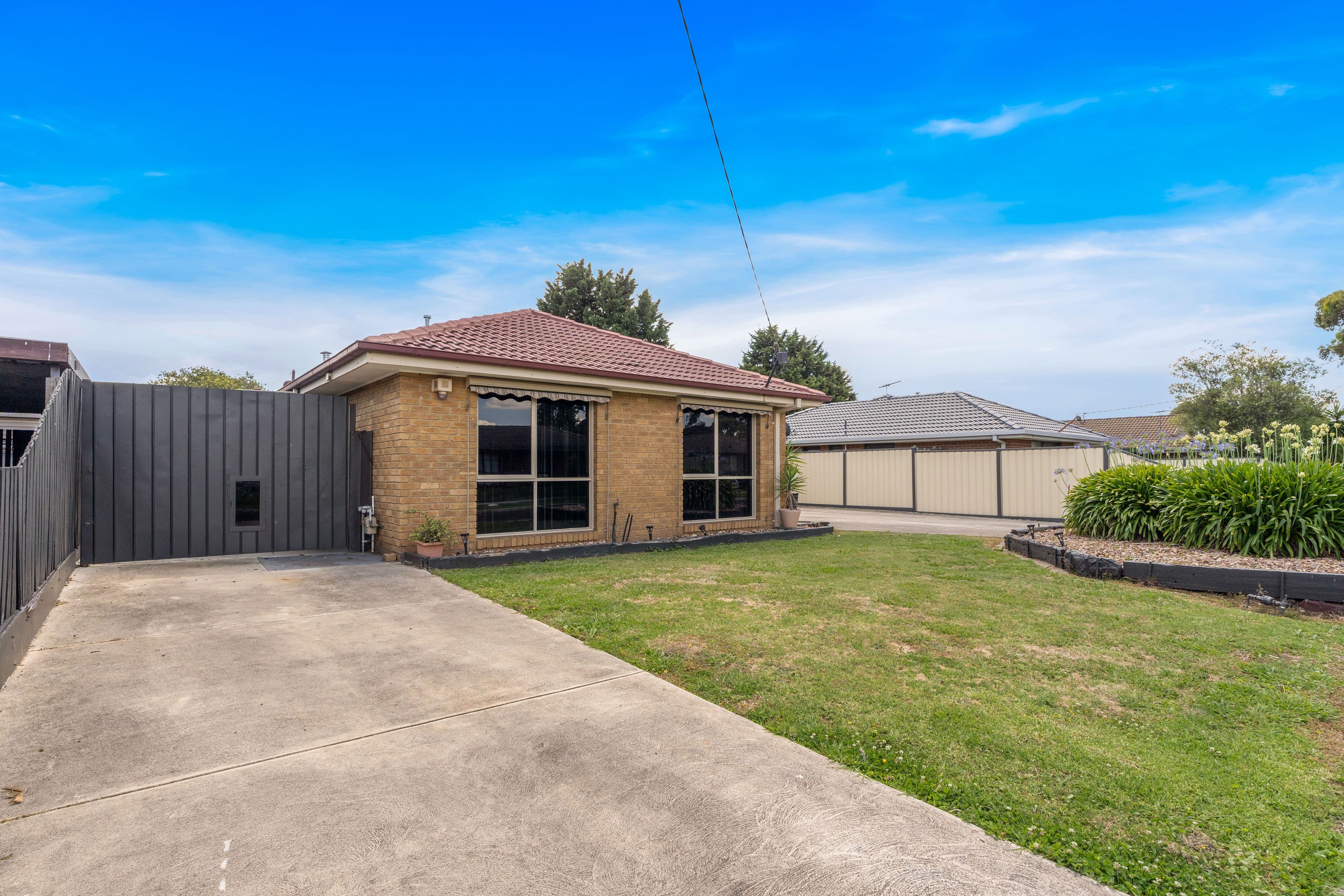 33 Farnborough Avenue, Craigieburn VIC 3064, Craigieburn - Thumbnail 2