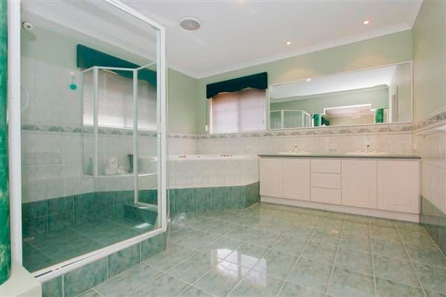 5 Frampton Crescent, CANNING VALE WA 6155, Canning Vale - Thumbnail 2