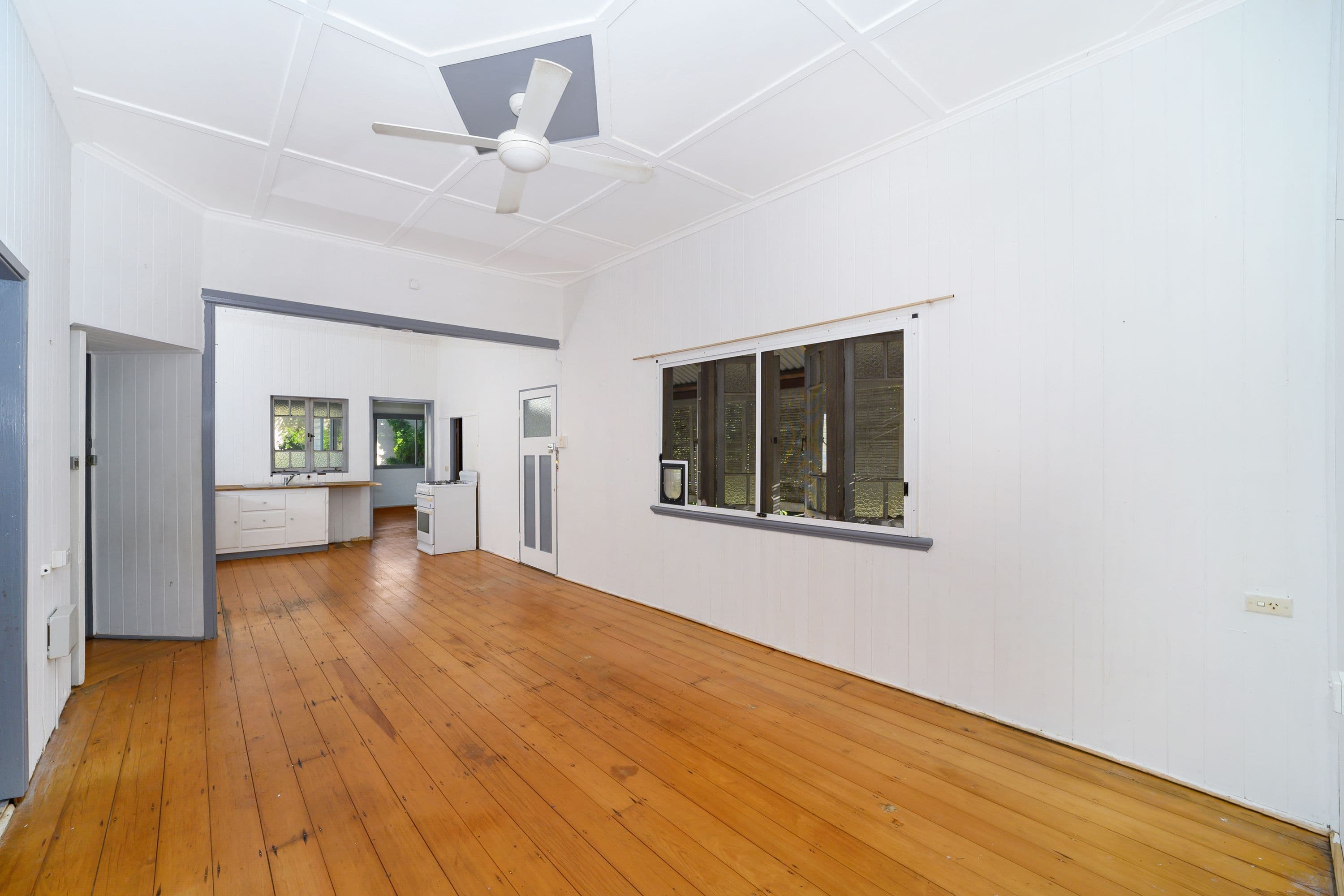 10 Roberts Street, Hermit Park QLD 4812, Hermit Park - Thumbnail 2