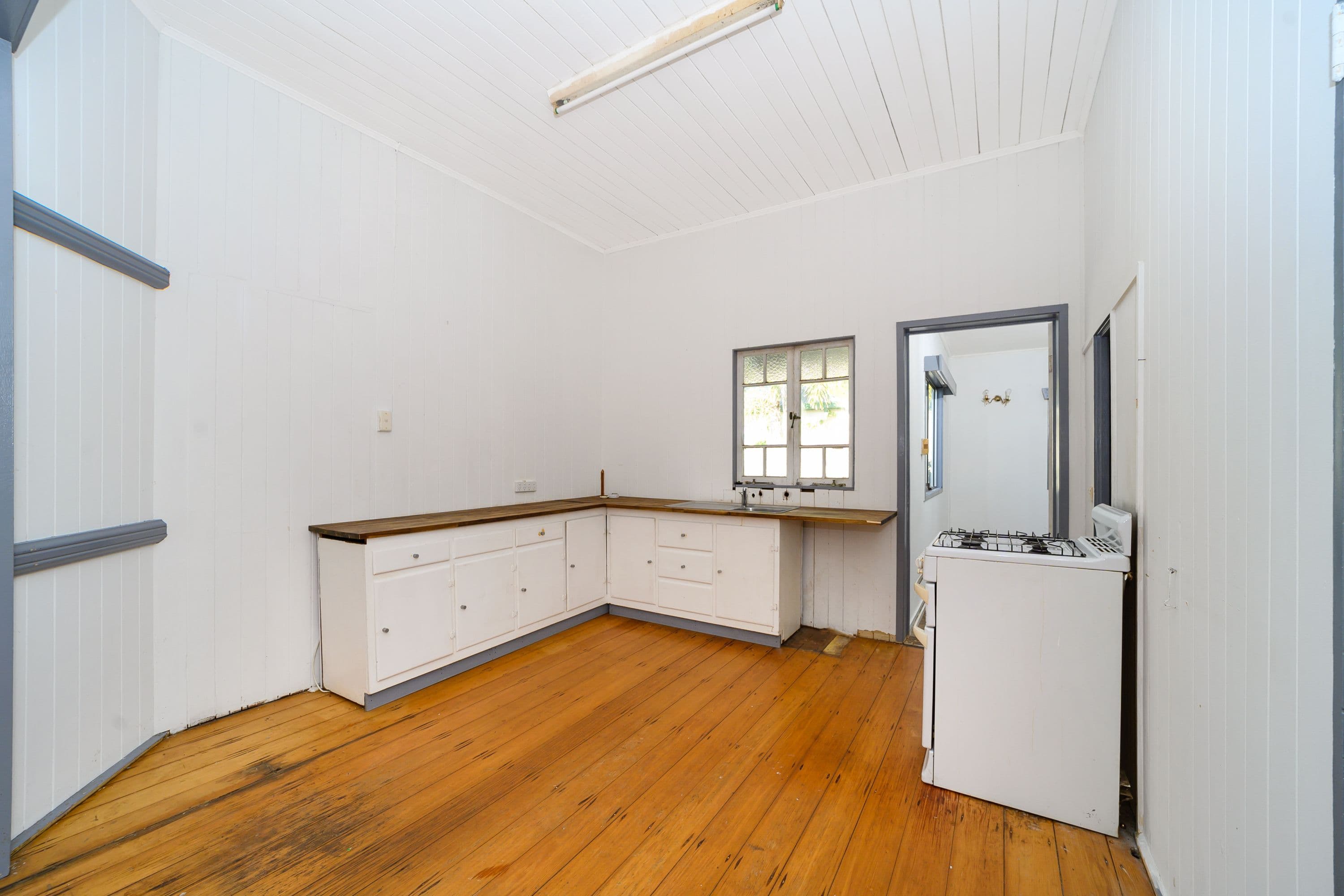 10 Roberts Street, Hermit Park QLD 4812, Hermit Park - Thumbnail 3