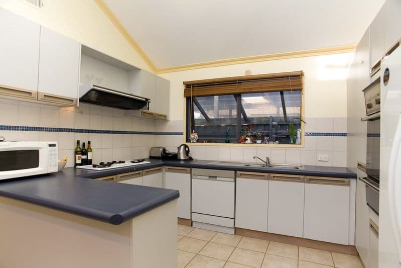 4 Moorhead Drive, MILL PARK VIC 3082, Mill Park - Thumbnail 3