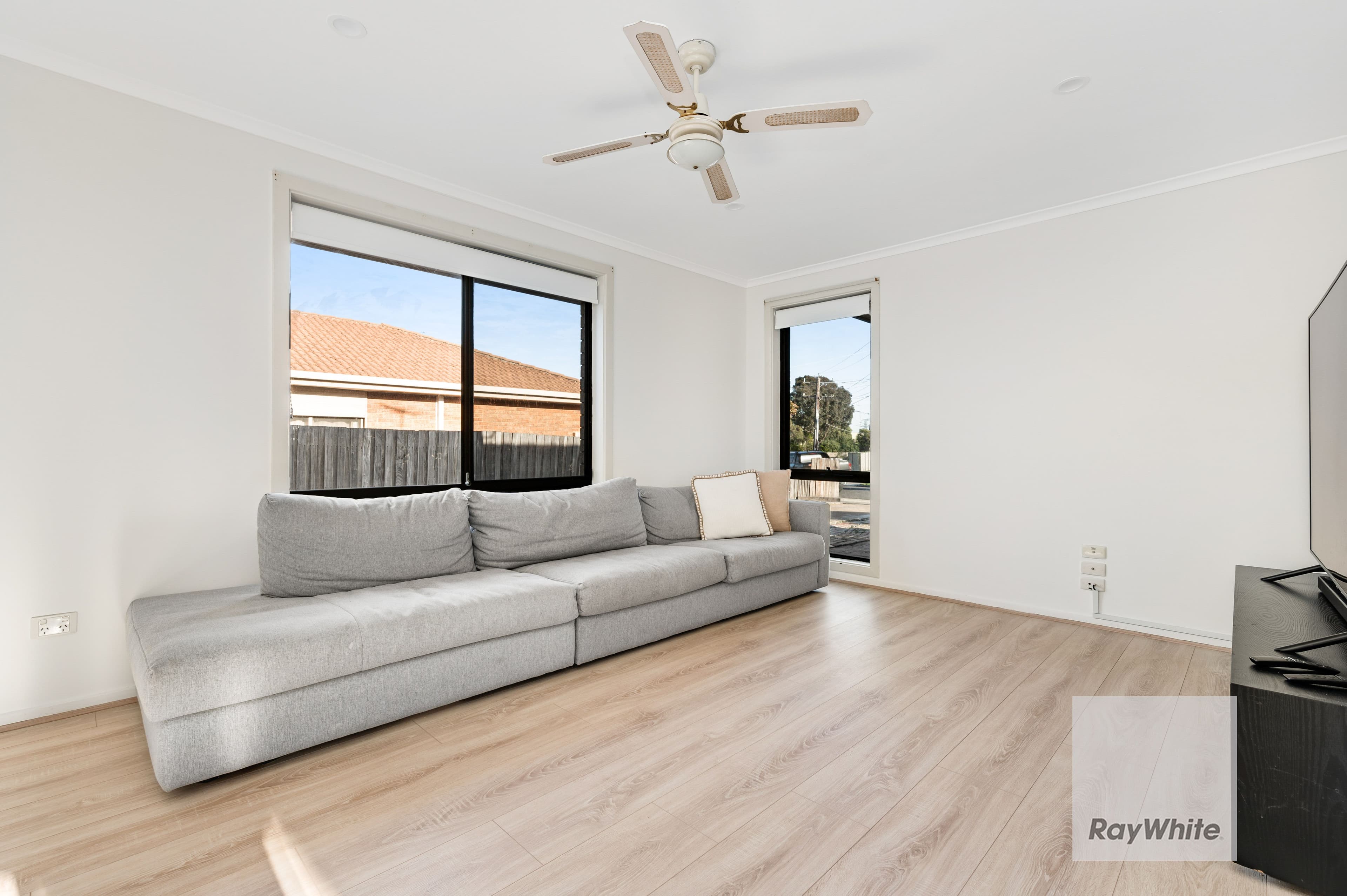 100 Lenoak Street, Gladstone Park VIC 3043, Gladstone Park - Thumbnail 3