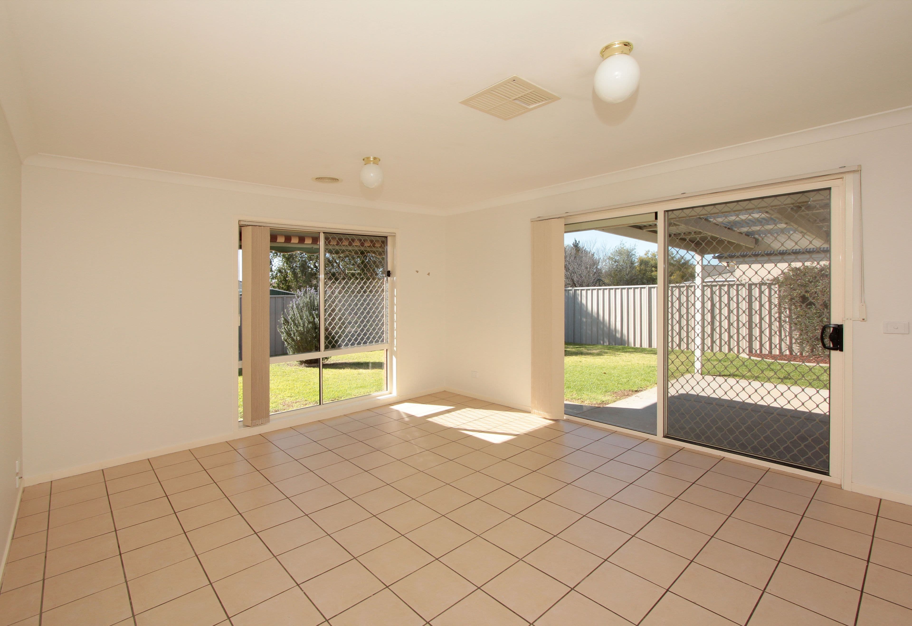 72 Paldi Crescent, Glenfield Park - Thumbnail 4