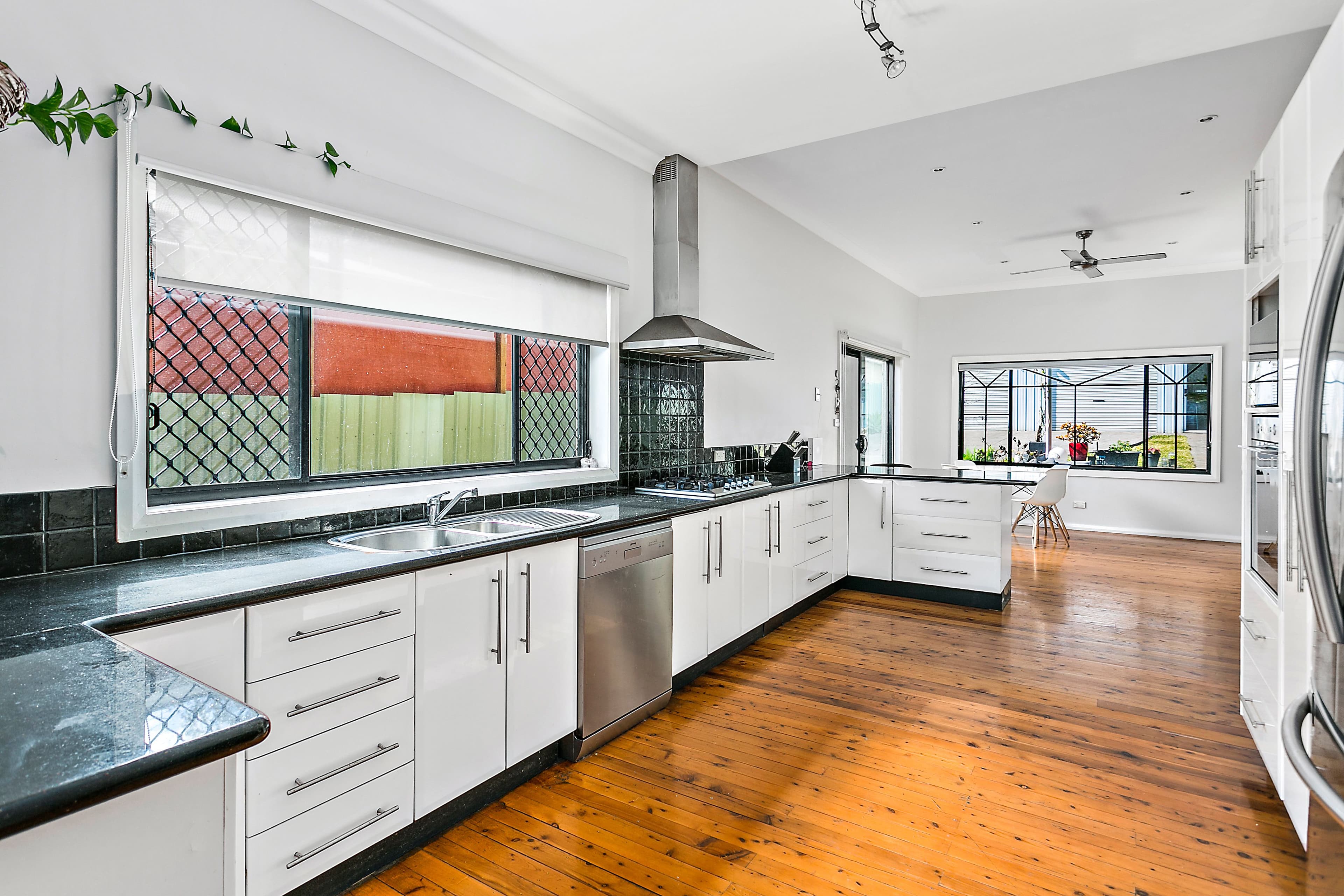 88 Lake Entrance Road, Oak Flats - Thumbnail 2