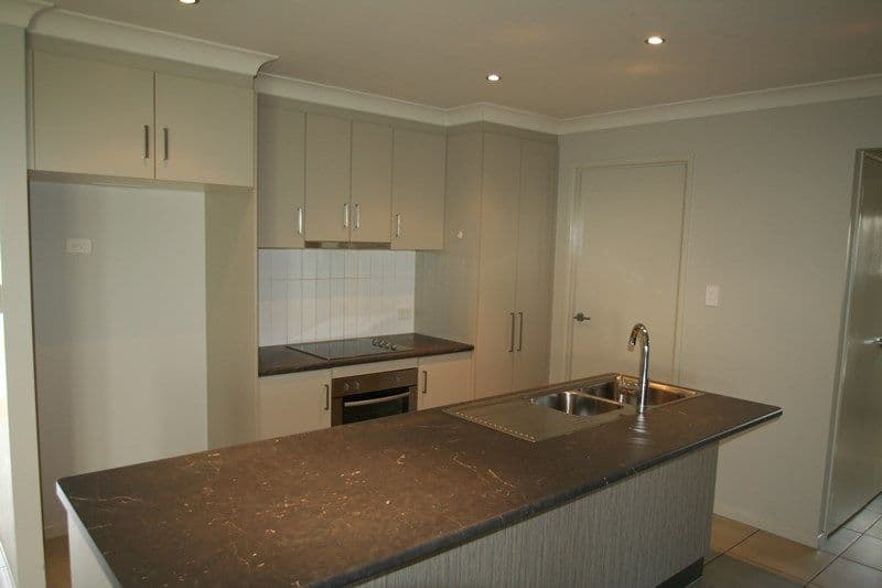 25 Newman Drive, Emerald QLD 4720, Emerald - Thumbnail 2