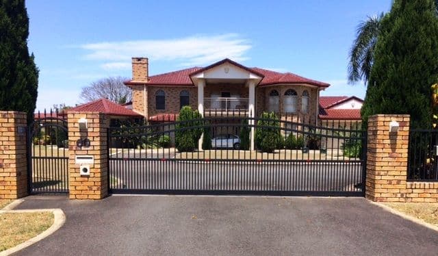 SUNNYBANK HILLS QLD 4109, Sunnybank Hills - Image 1