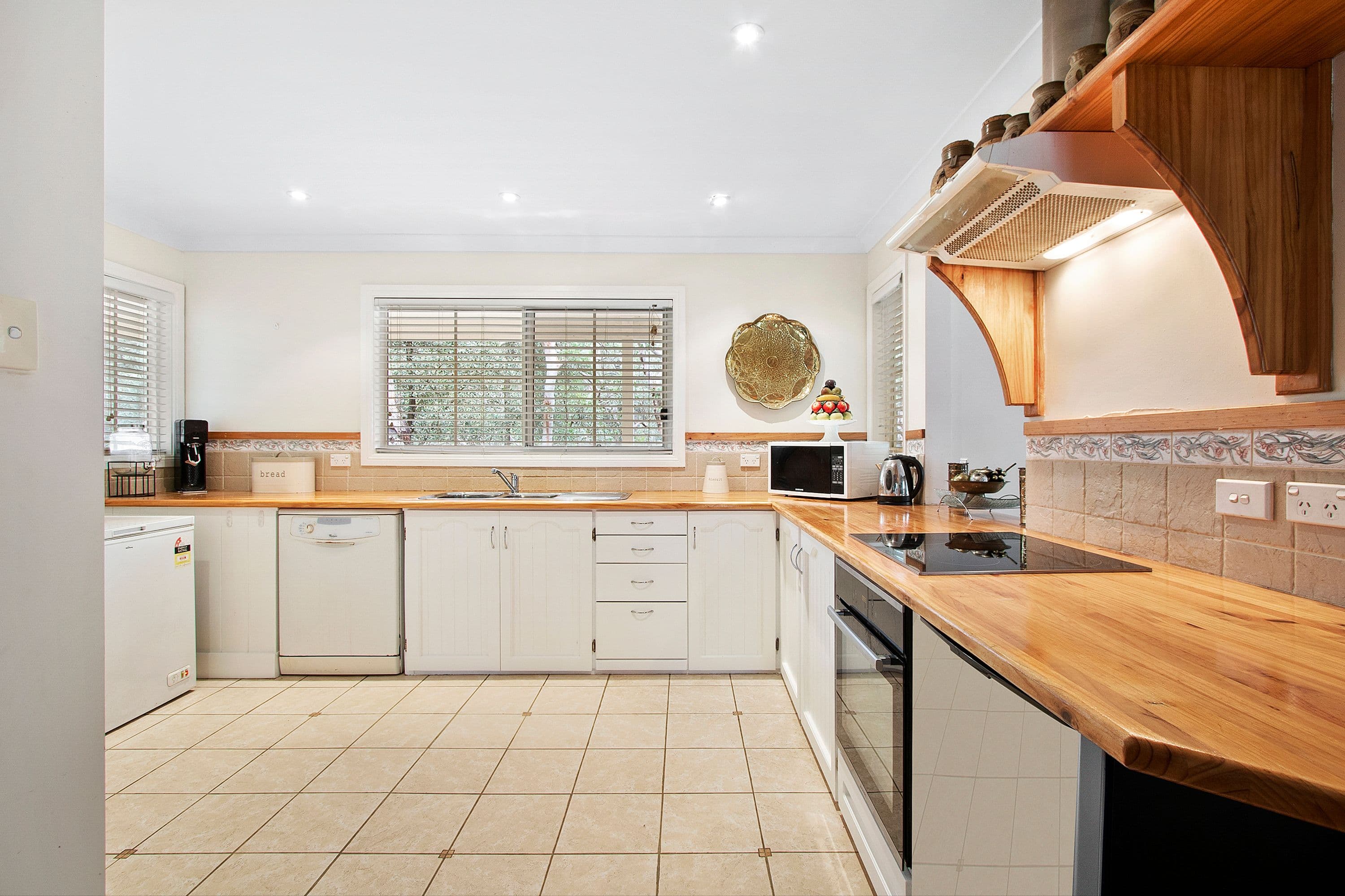 366 Lieutenant Bowen Drive, Bowen Mountain - Thumbnail 2