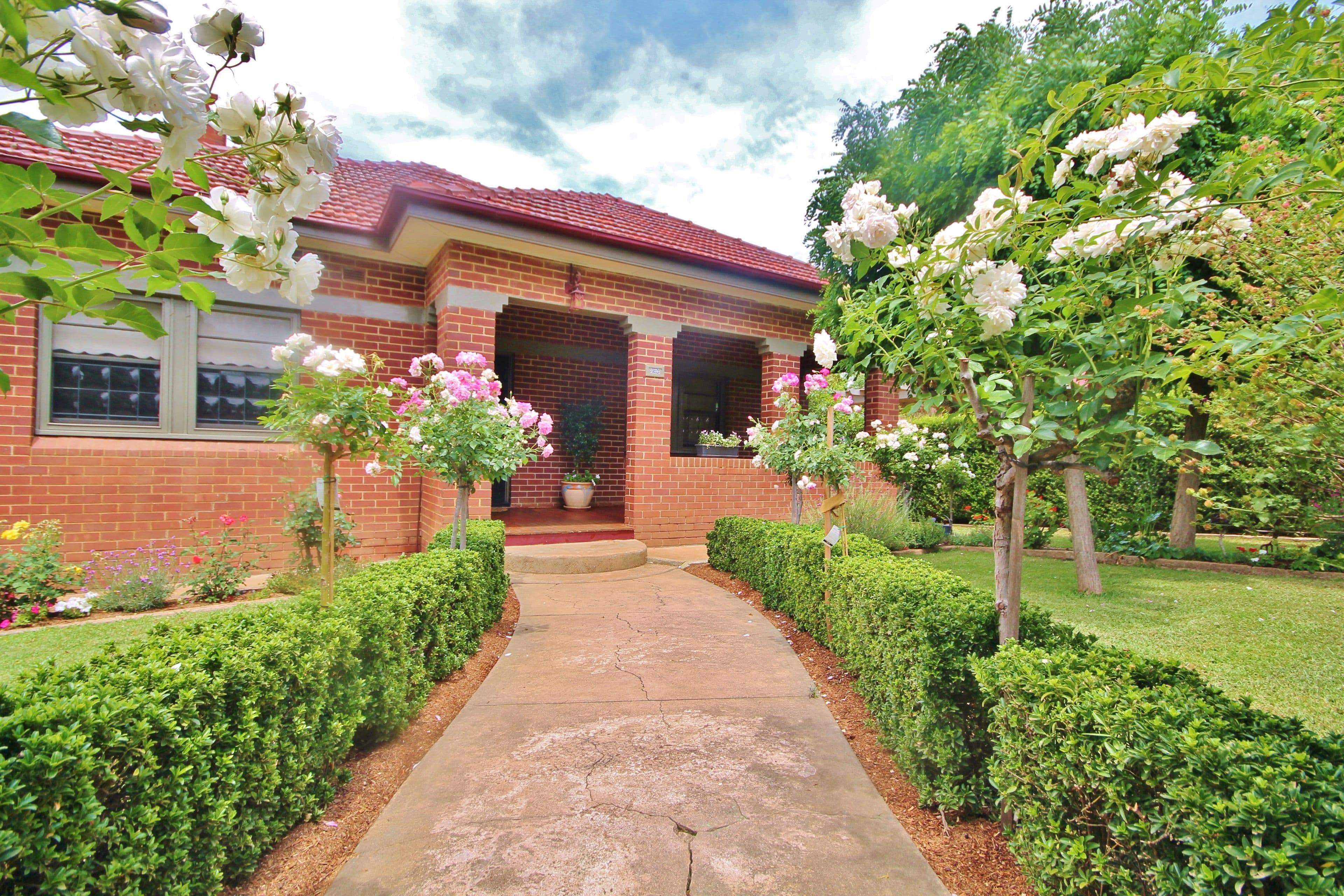 98 William Street, Young - Thumbnail 3