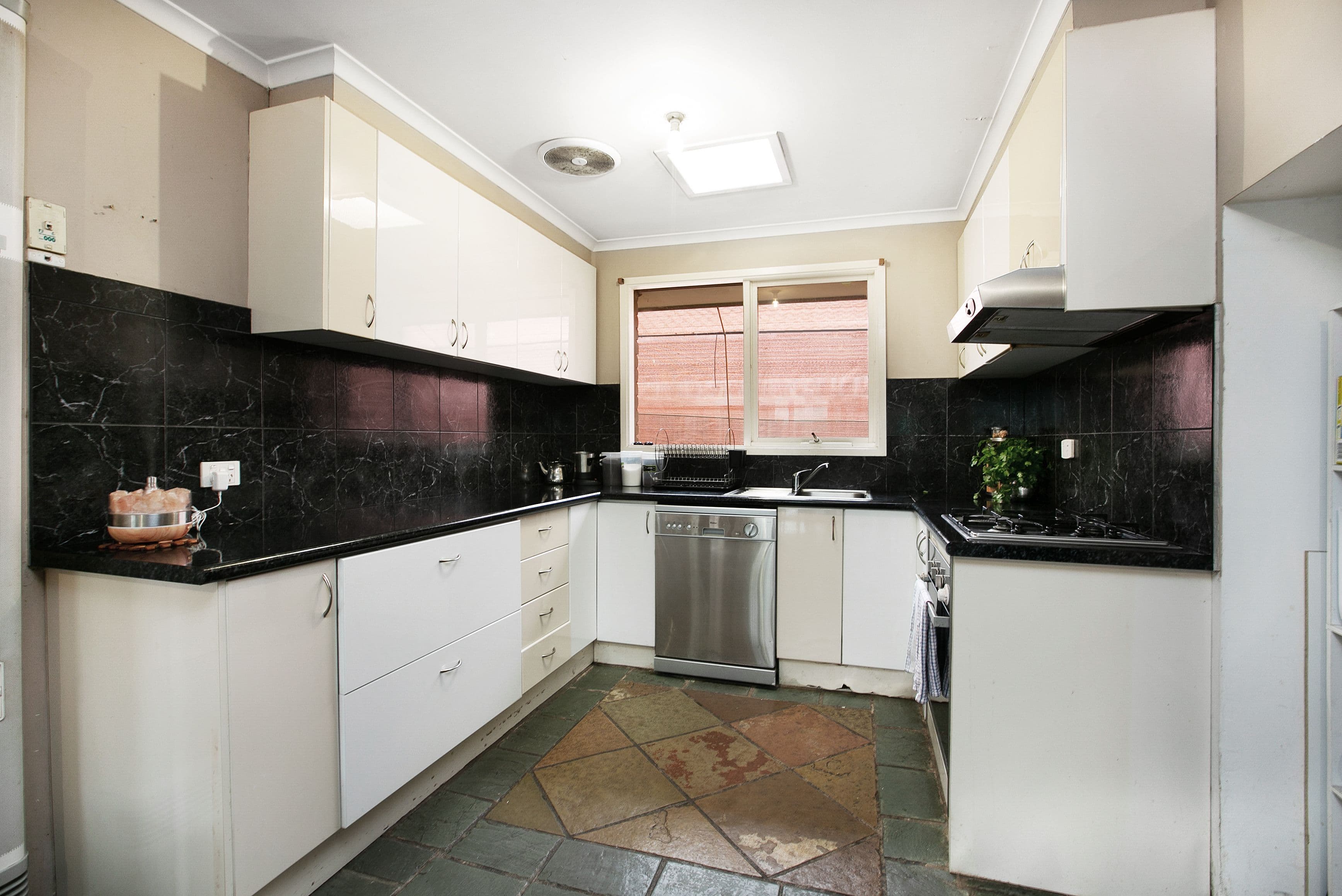 27 Epsom Avenue, Epping VIC 3076, Epping - Thumbnail 3
