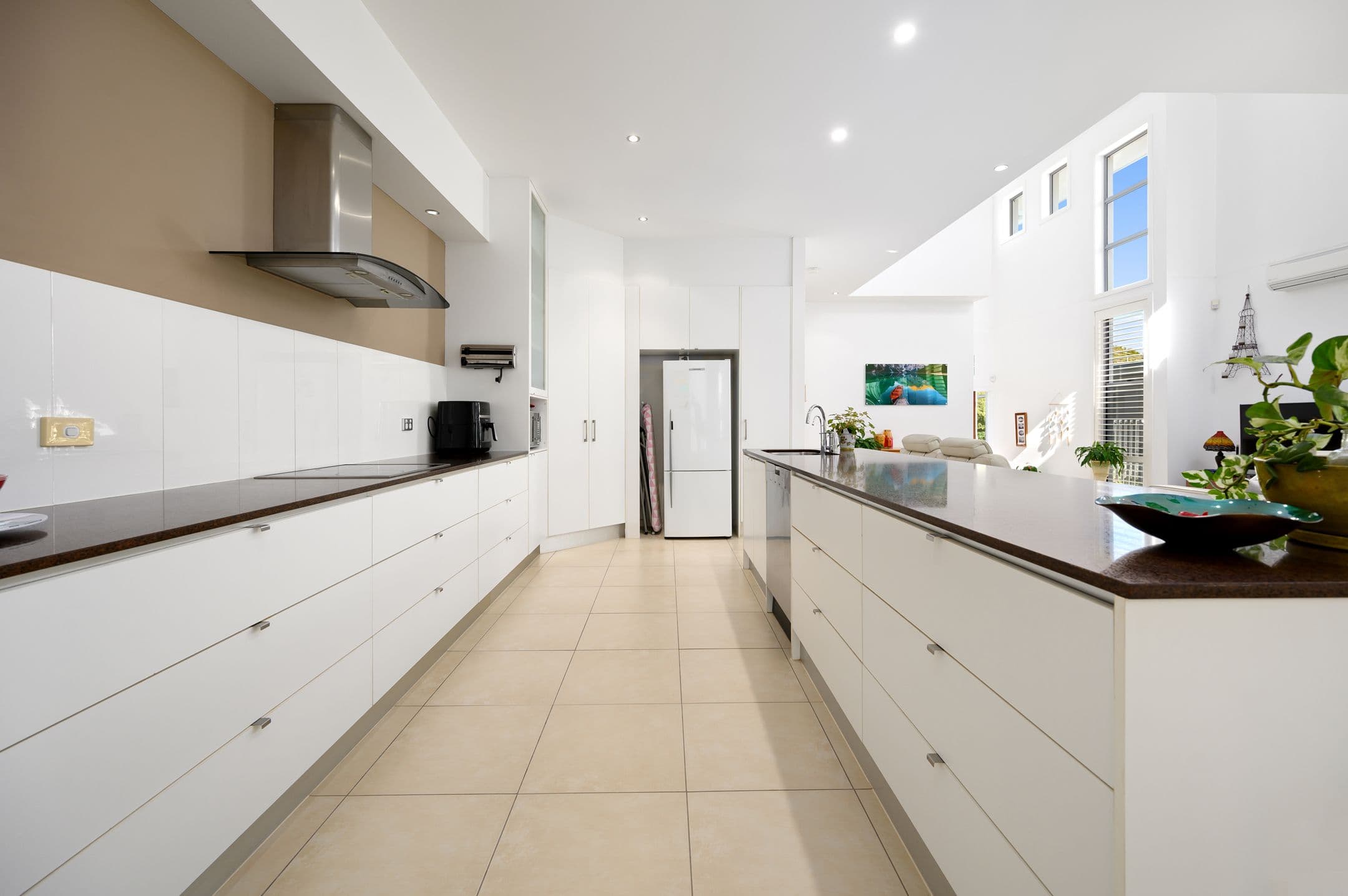 13 Enid Avenue, Southport QLD 4215, Southport - Thumbnail 4