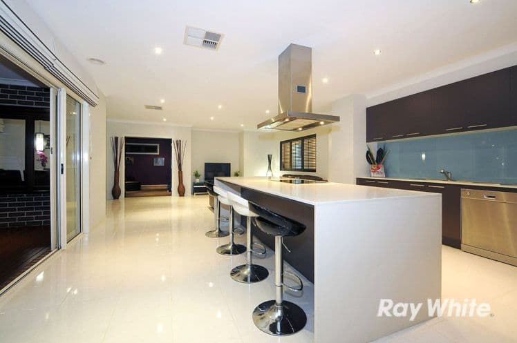 11 Thenford Close, CRANBOURNE EAST VIC 3977, Cranbourne East - Thumbnail 2