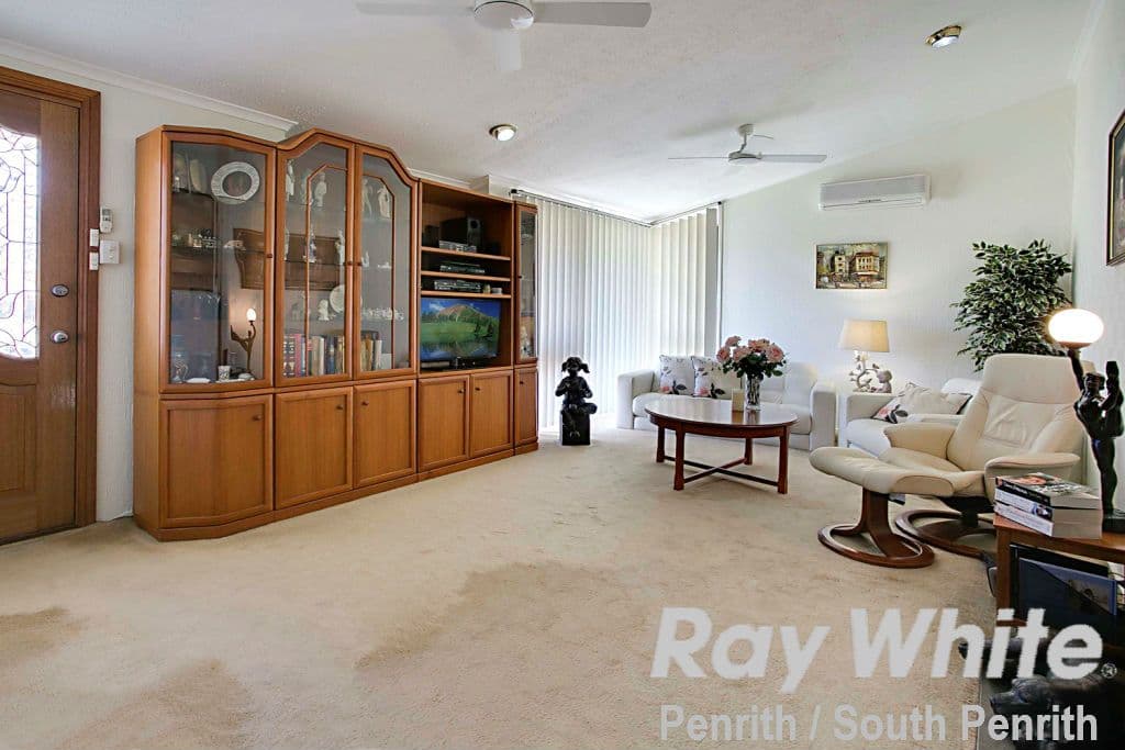 18 Loxwood Avenue, Cambridge Park - Thumbnail 2