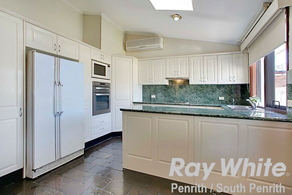 18 Loxwood Avenue, Cambridge Park - Thumbnail 3