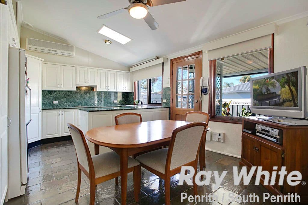 18 Loxwood Avenue, Cambridge Park - Thumbnail 4