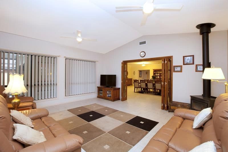 42 Watling Avenue, WEST HOXTON NSW 2171, West Hoxton - Thumbnail 2