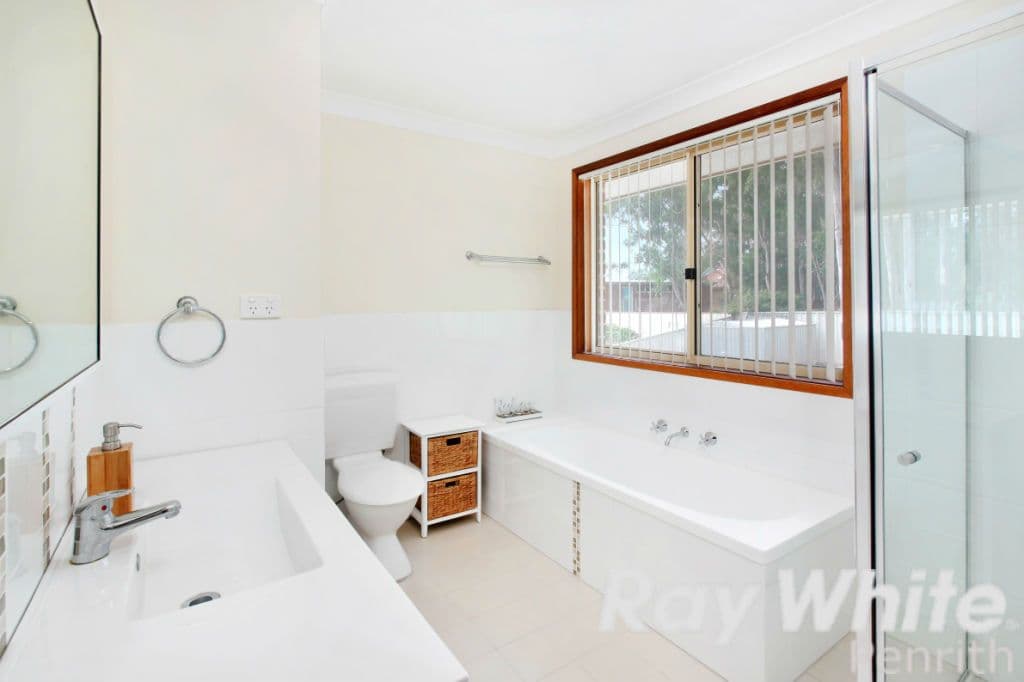 17 Barron Field Drive, GLENMORE PARK NSW 2745, Glenmore Park - Thumbnail 5