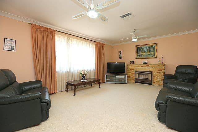 18 Yvonne Crescent, GEORGES HALL NSW 2198, Georges Hall - Thumbnail 5