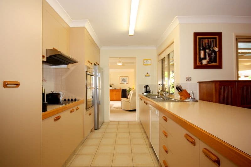 22 Coronet Crescent, BURLEIGH WATERS QLD 4220, Burleigh Waters - Thumbnail 3