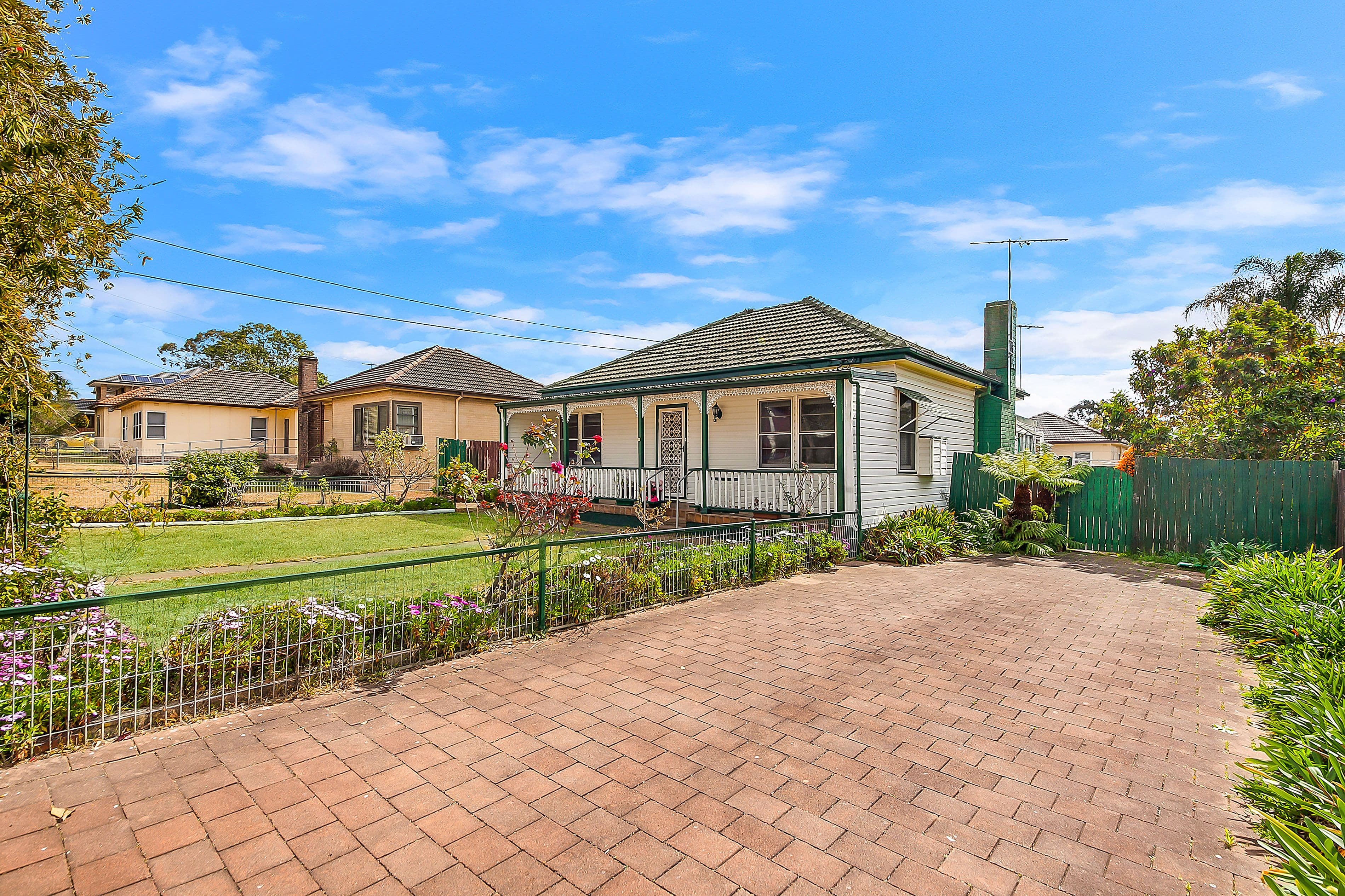 8 Glenview Avenue, Revesby - Thumbnail 2