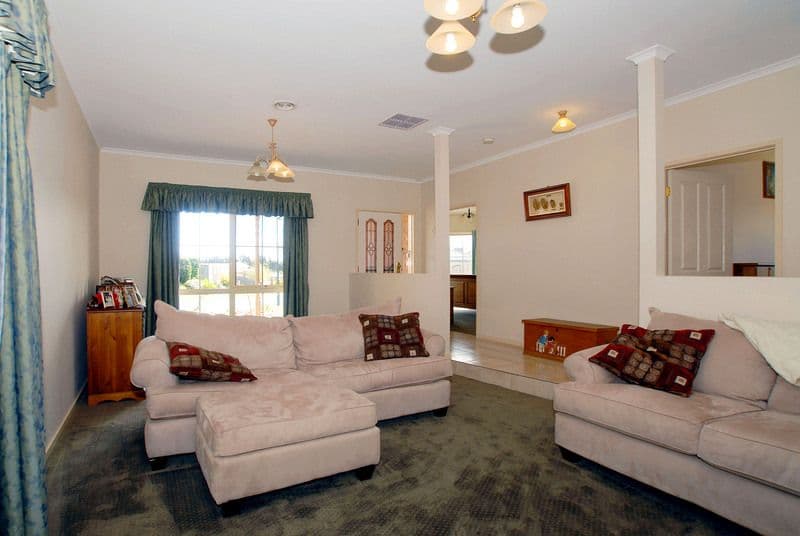 15 Huntingtower Crescent, LANGWARRIN VIC 3910, Langwarrin - Thumbnail 2