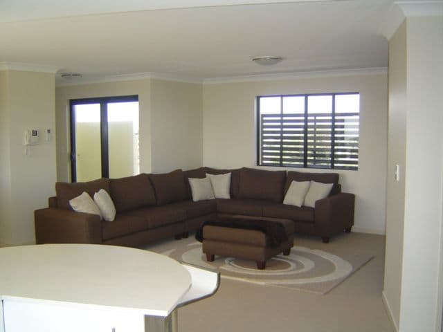 11 Dix Street, REDCLIFFE QLD 4020, Redcliffe - Thumbnail 2