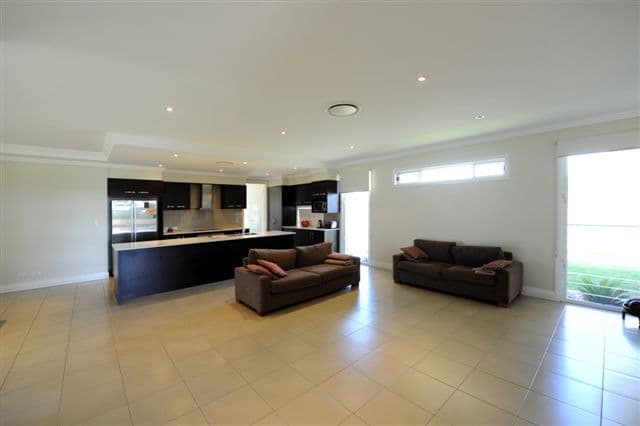 4 Gwenda Drive, WESTBROOK QLD 4350, Westbrook - Thumbnail 4