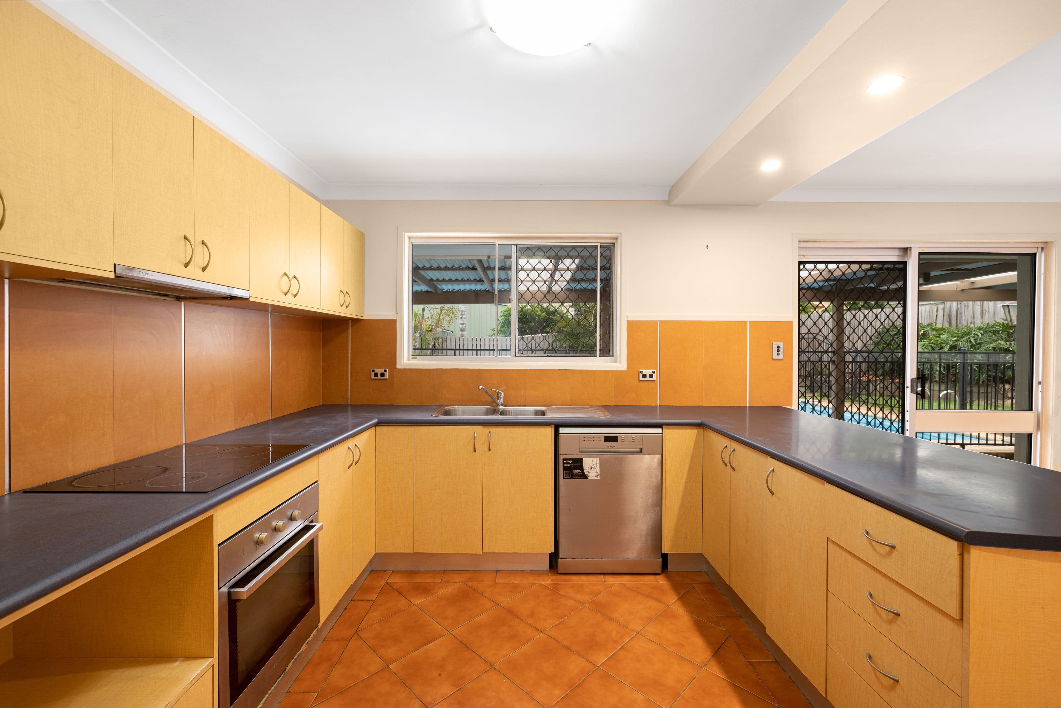 16 Amarna Street, Eight Mile Plains QLD 4113, Eight Mile Plains - Thumbnail 7