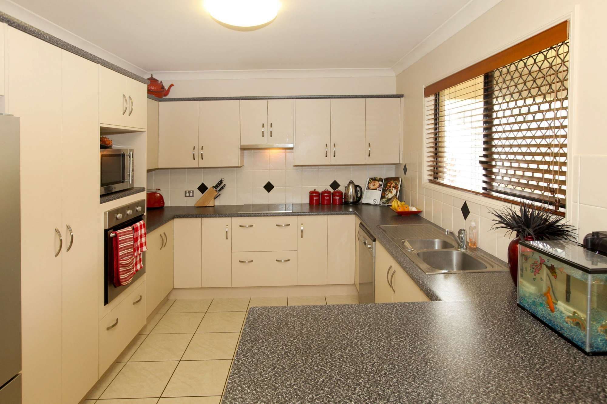 17 Blackbean Court, MOUNT LOUISA QLD 4814, Mount Louisa - Thumbnail 5