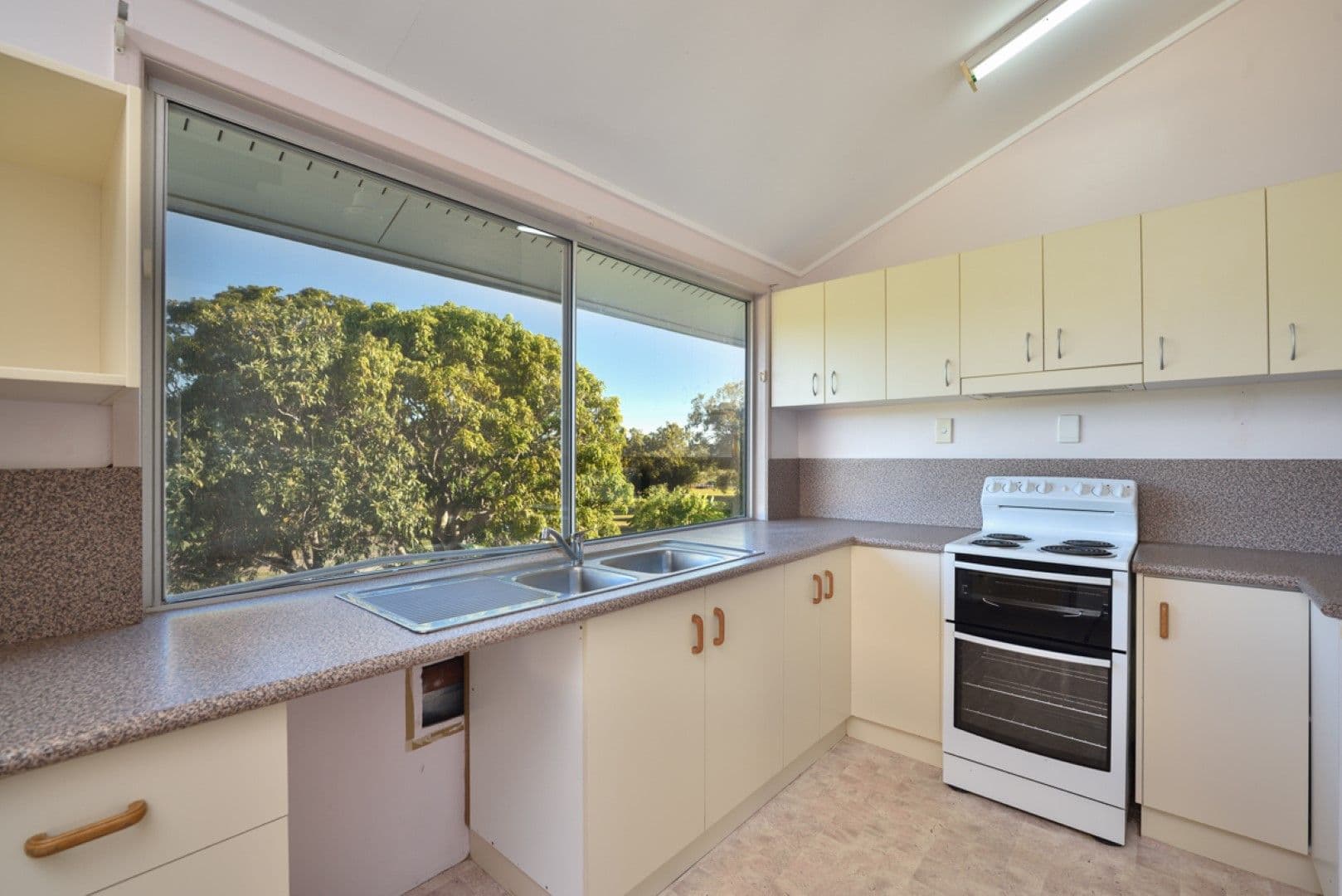 31 Park Street, West Gladstone QLD 4680, West Gladstone - Thumbnail 2