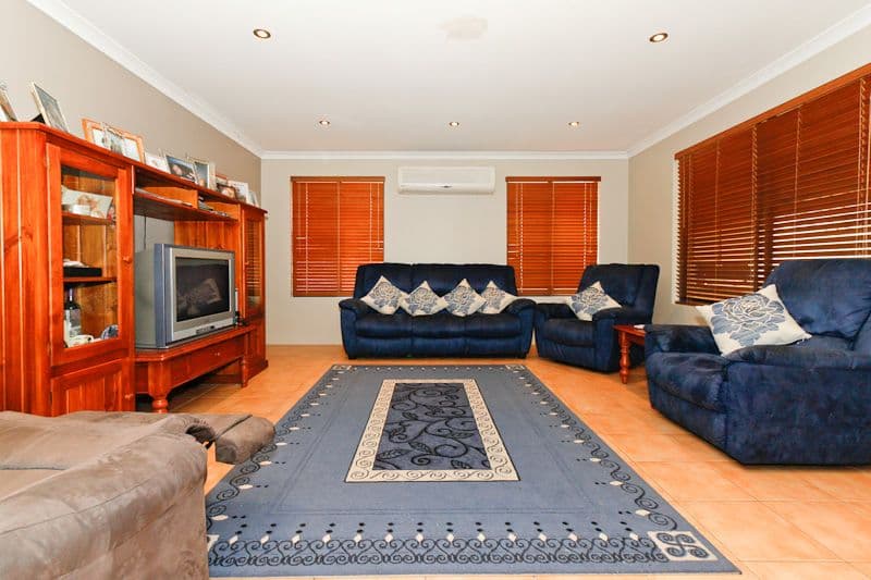8 Ripley Circle, CANNING VALE WA 6155, Canning Vale - Thumbnail 2
