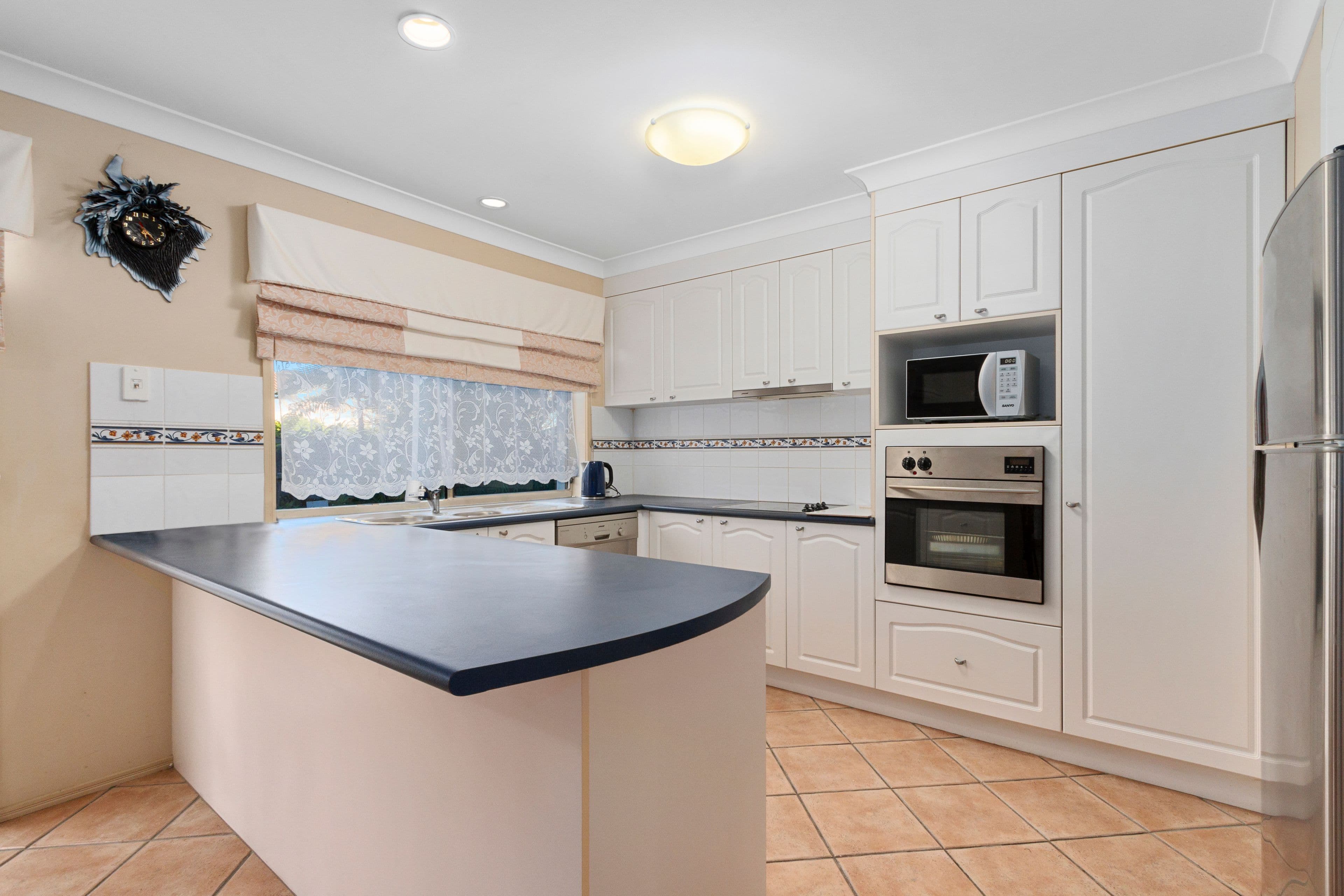 215 Crestwood Drive, Molendinar QLD 4214, Molendinar - Thumbnail 2